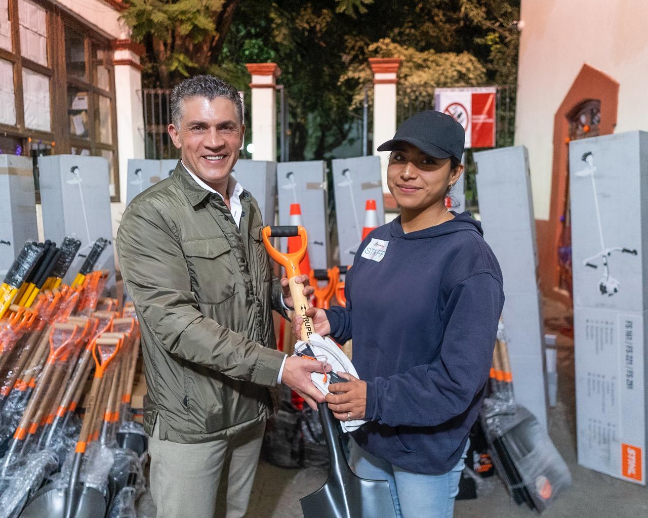 Entrega presidente municipal de Tlaxcala, Alfonso Sánchez, herramientas y equipo a trabajadores de Servicios Públicos
